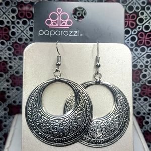Antiqui Western Jewelry Metallic Hoop Dangle Earrings.